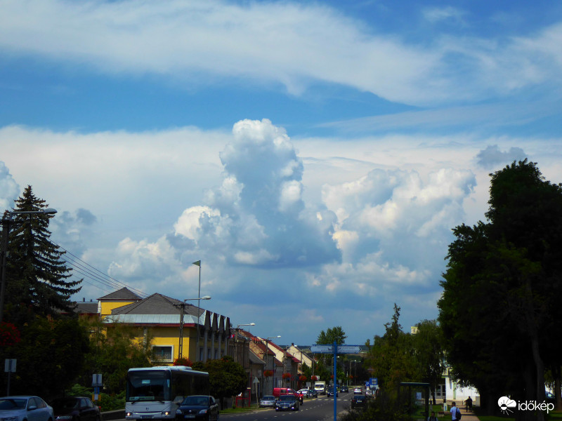 Bicske felett tornyosulva