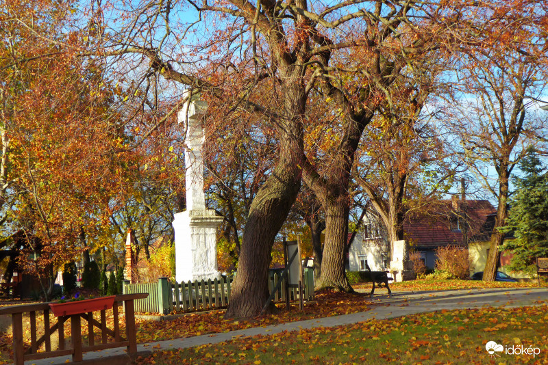 Templomunk előtti parkot is megfestette az ősz