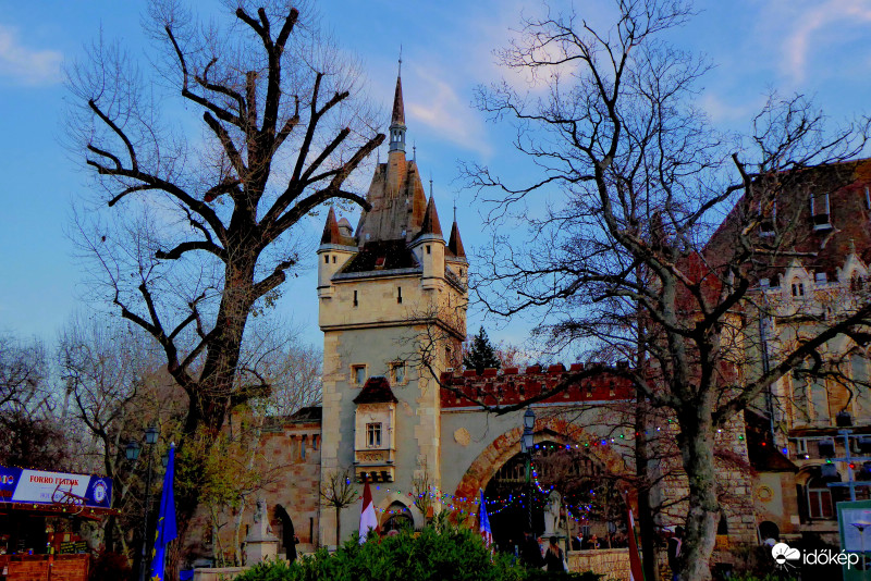 Nem hegycsúcson , hanem szigeten áll ez a vár