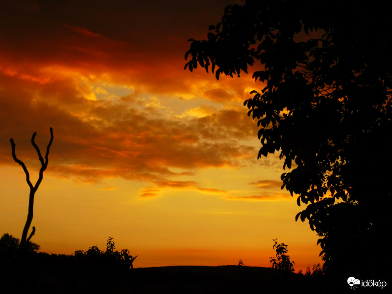 Érett sárgabarack színekkel búcsúzott a nap