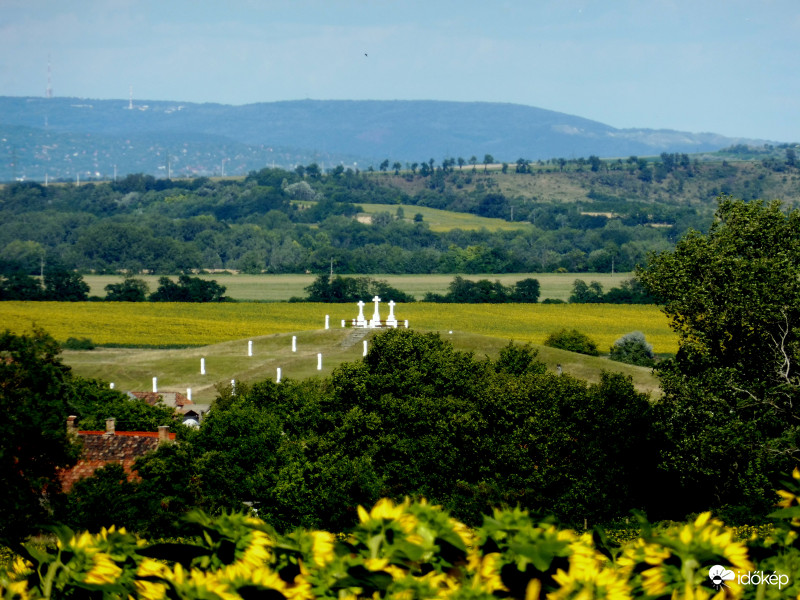 Szári kálvária és távolban a Budai hegyek