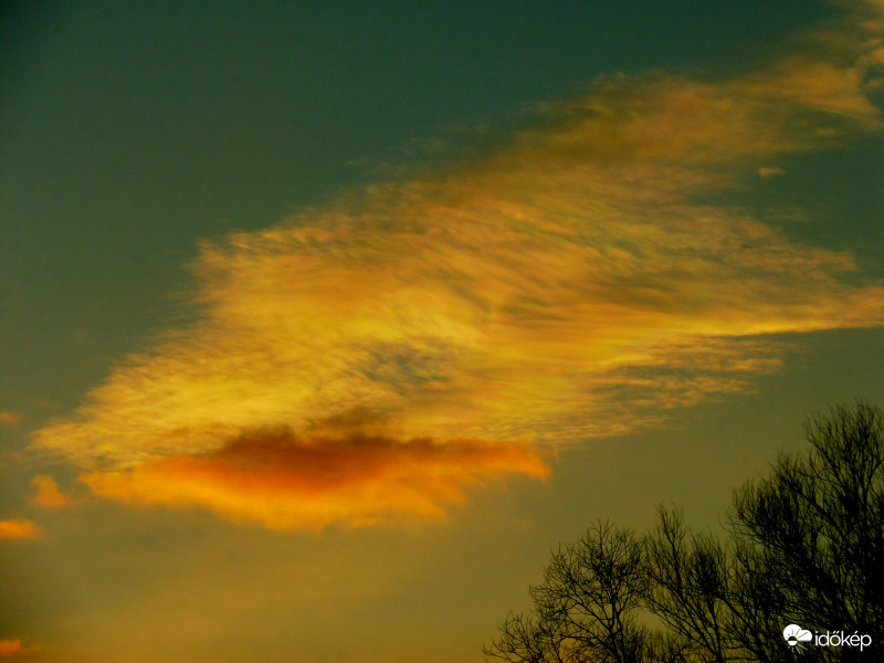 Széltől kipirosodott "ajak", lobogó hajszálak