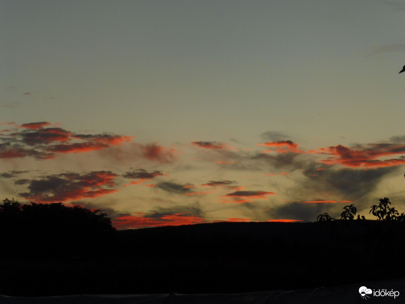 Pár perc elteltével a sötét legyőzte a színeket