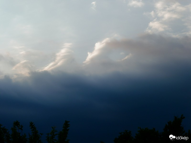 mozdulatlan sötét felhő felett volt csak áramlás