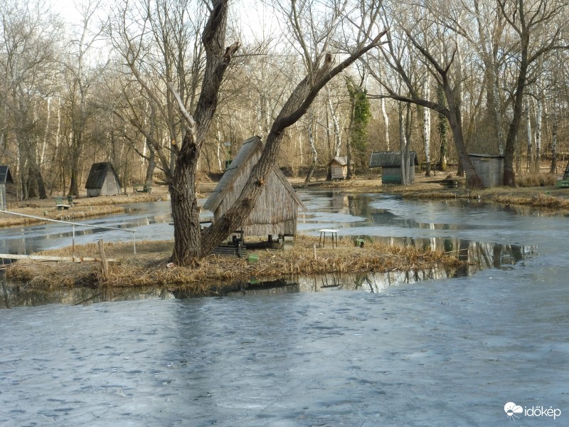 Még jég borítja a tavacskát és alszanak a kis házikók