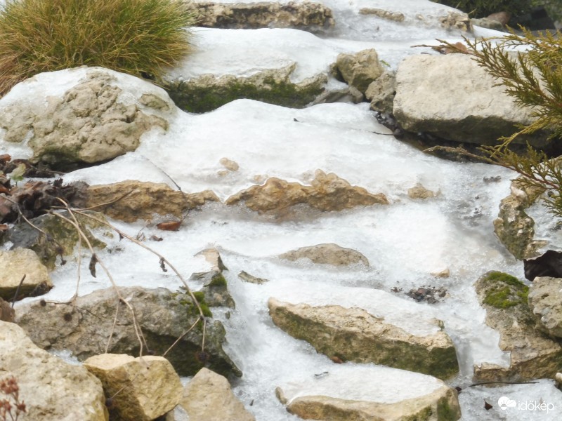 Nem vízesés, csak egy darab sziklakert