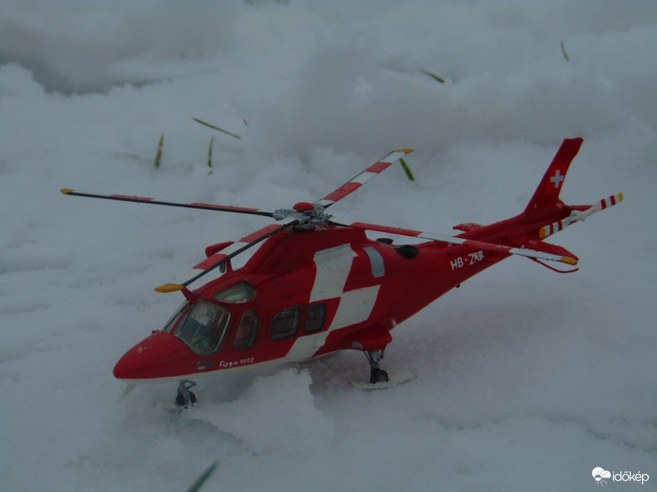 A hó igazi, a helikopter nem :)