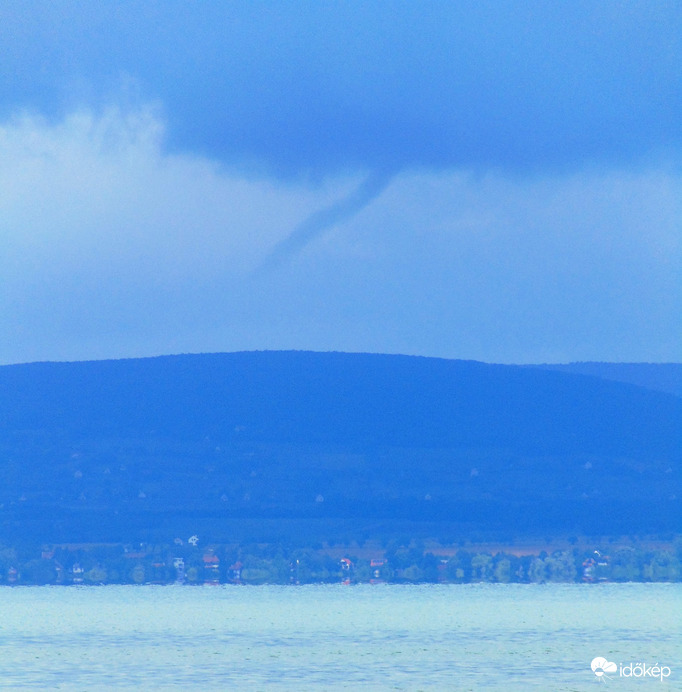 Tuba a Balaton é.-i partján