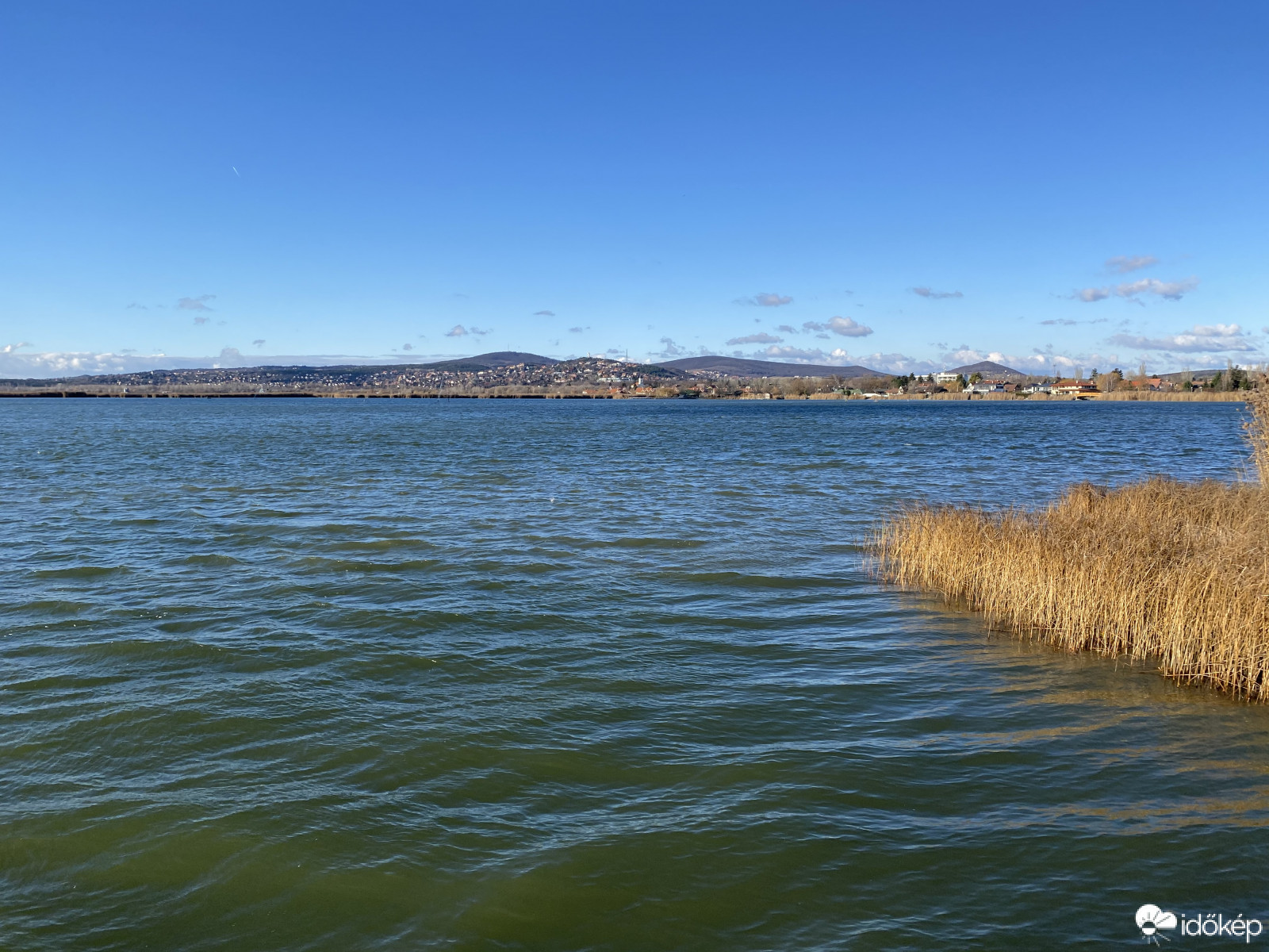 Mai napon megérte a Velencei-tó partján sétálni, napos idő tiszta víz a mólóról