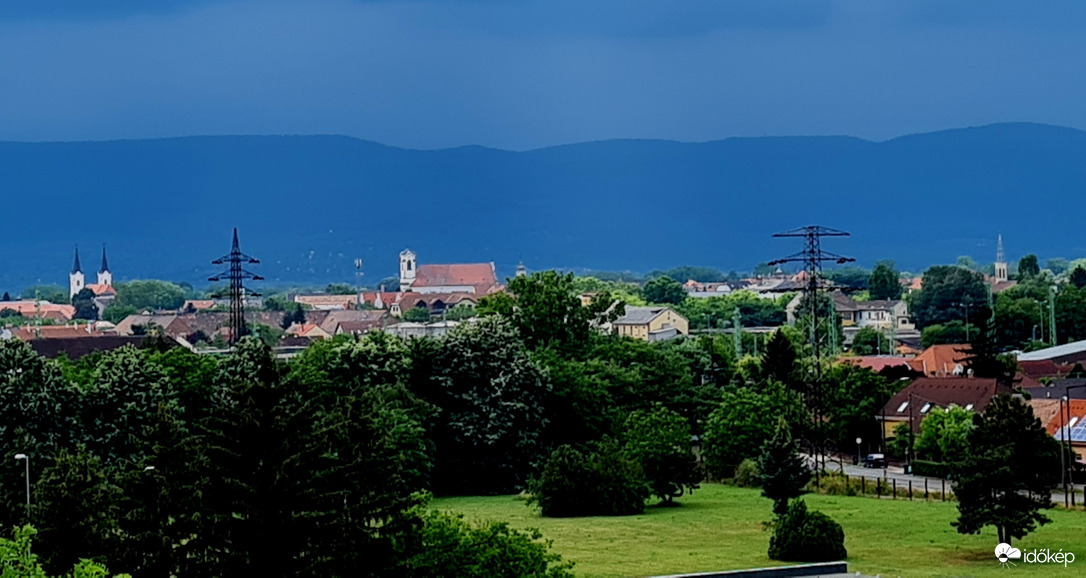 Vihar előtt.....