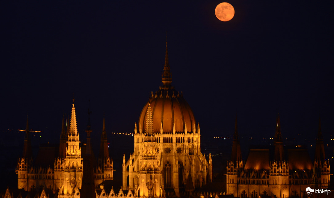 Szombaton a Telehold a Parlamentnél