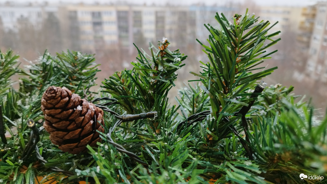 Ünnepi hangulat hóeséssel.