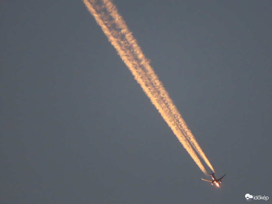 Naplemente fényében suhanó