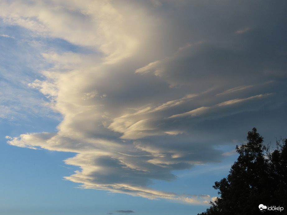 Felhők naplemente előtt