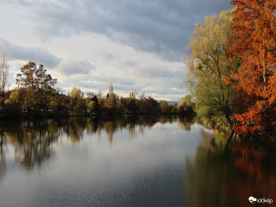A Csónakázó-tó már napsütésben