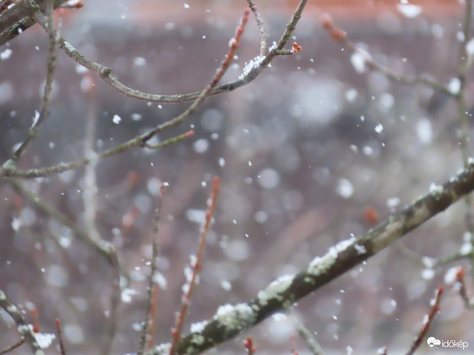 Jelenleg nagypelyhes havazás van Szombathelyen