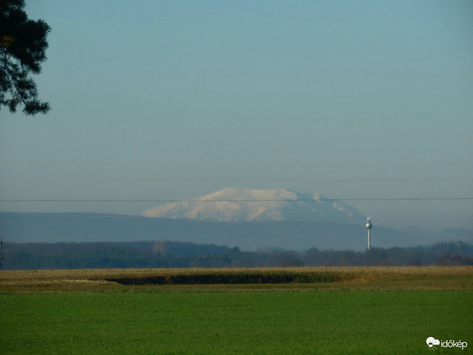 A Schneeberg látványa Ikervár harárából