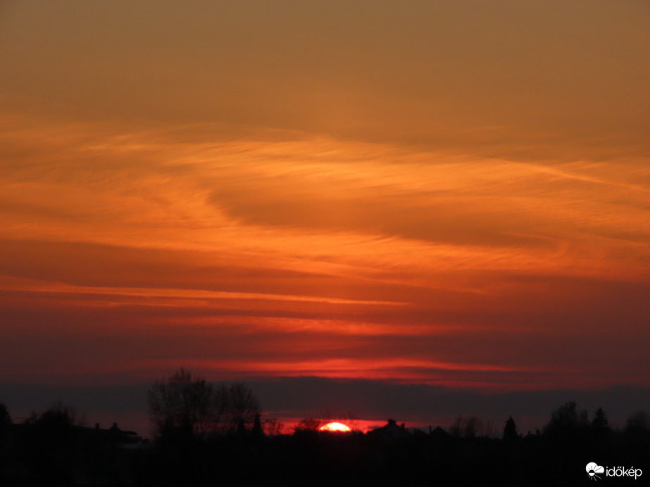 Eltűnik a fák mögött