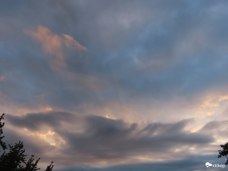 Felhők naplemente idején 1.