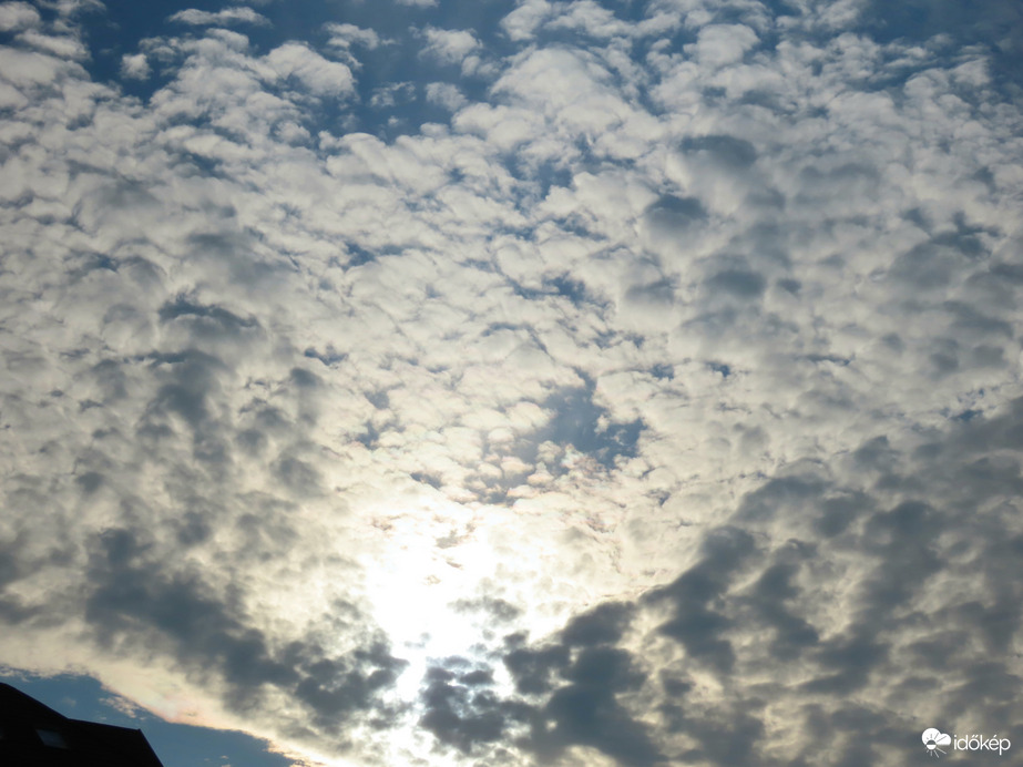 Takarót húzott magára a Nap