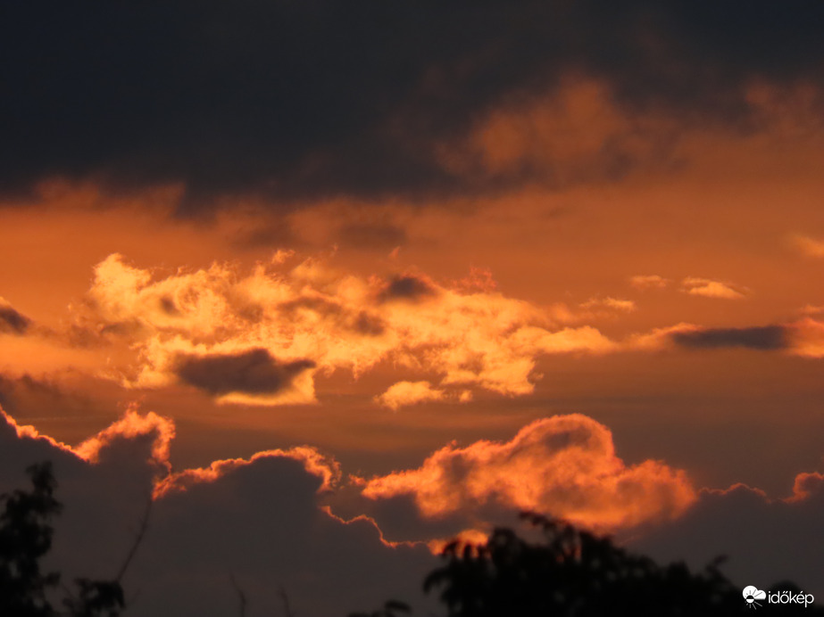 Lángra gyúltak a felhők 1.