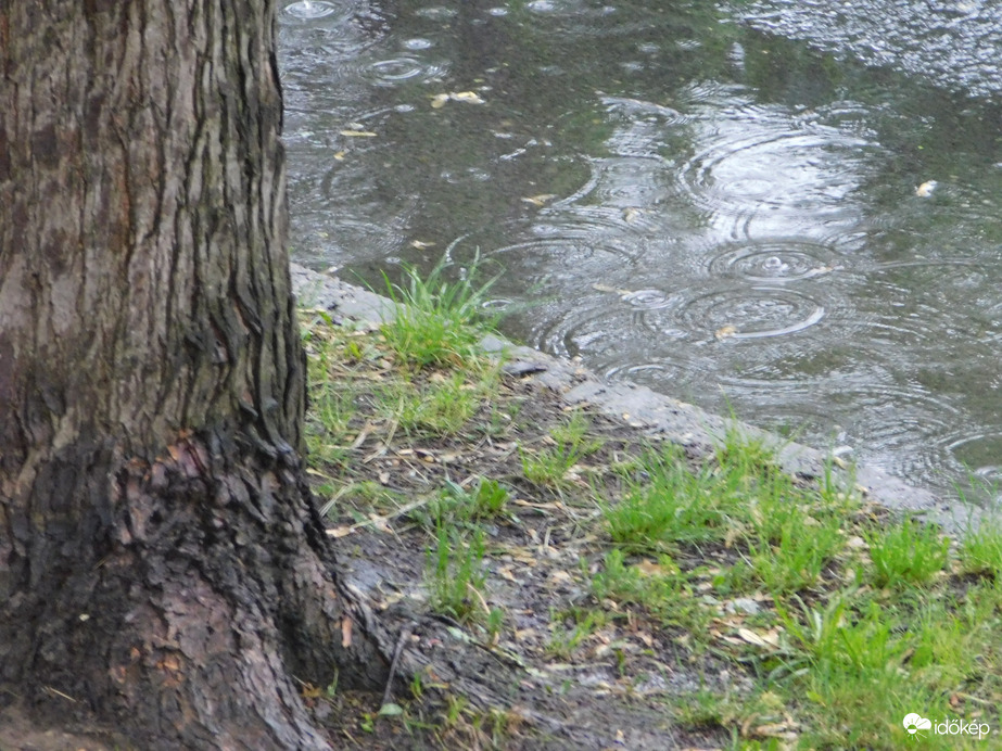 Reggel óta esik