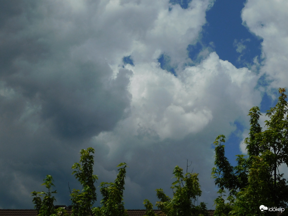 Háborgó felhők a házak felett