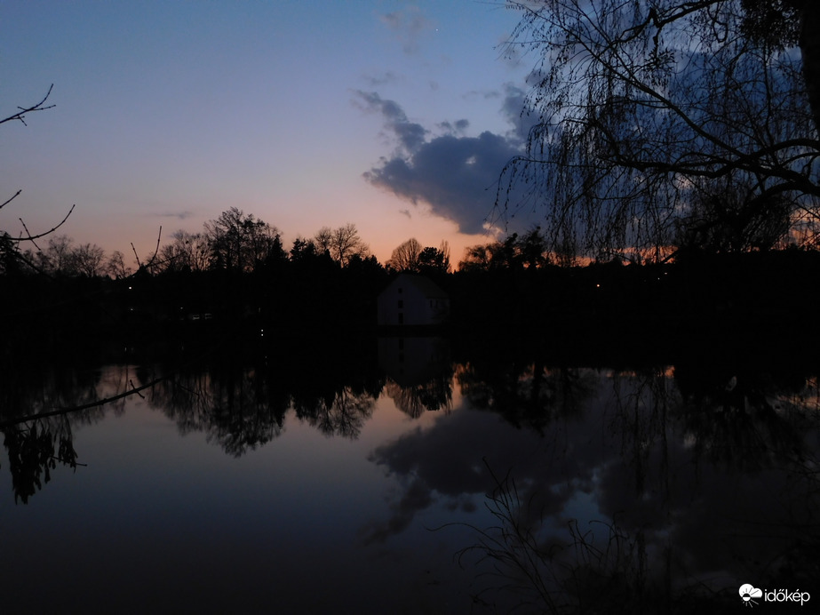 Naplemente után a tónál