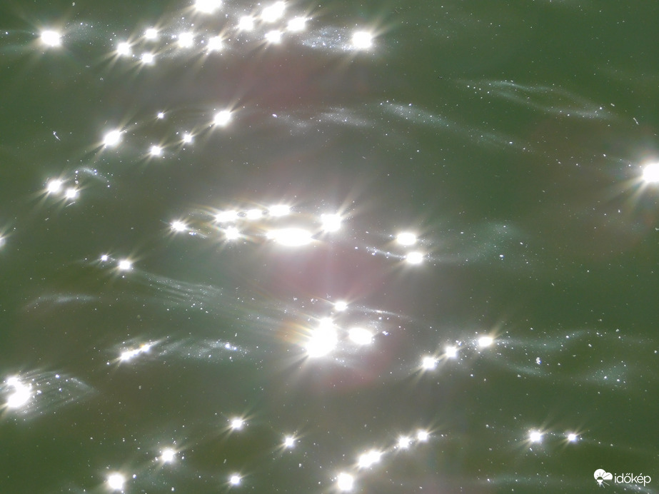 Napfény játéka a tó vizén