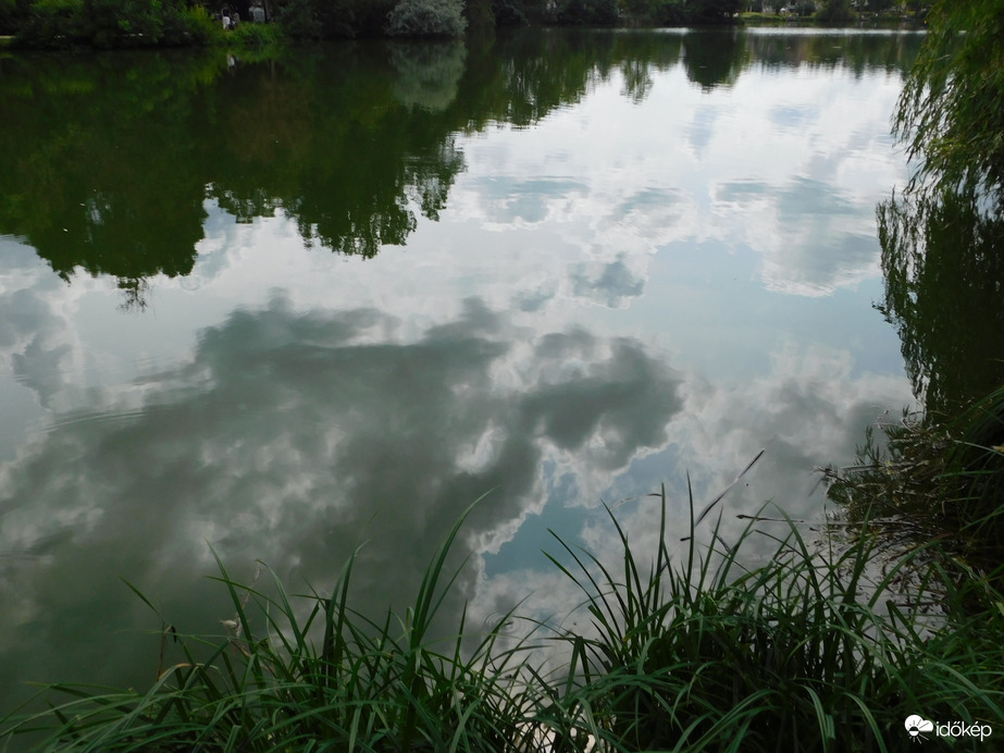 Tükröt tartok a felhőknek