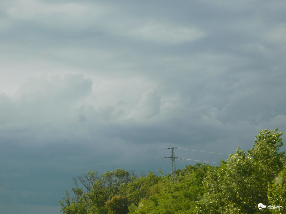 Fenyegető felhők közelednek