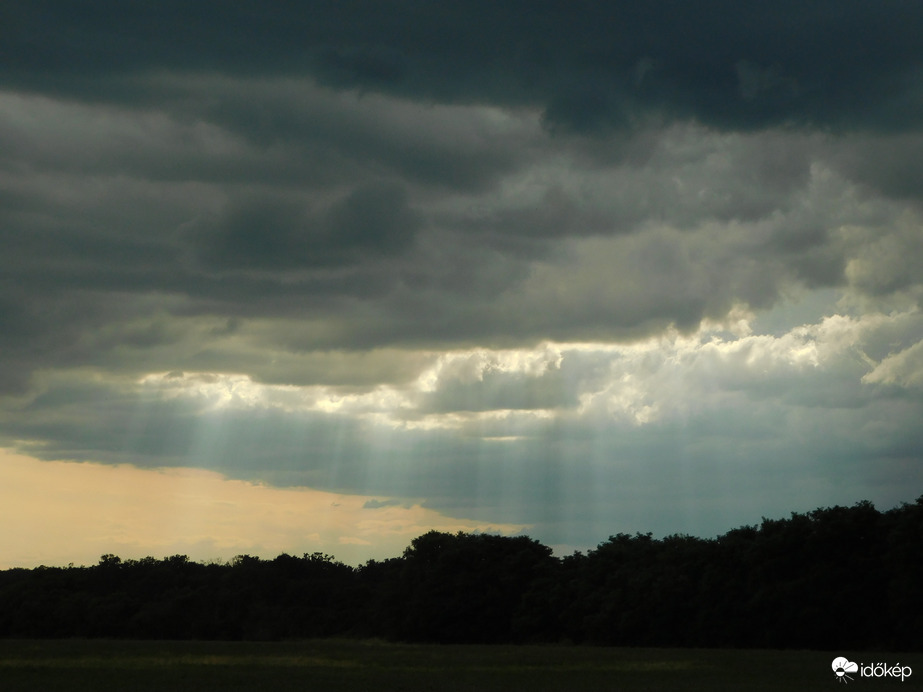 Felhőkön áttörő fények