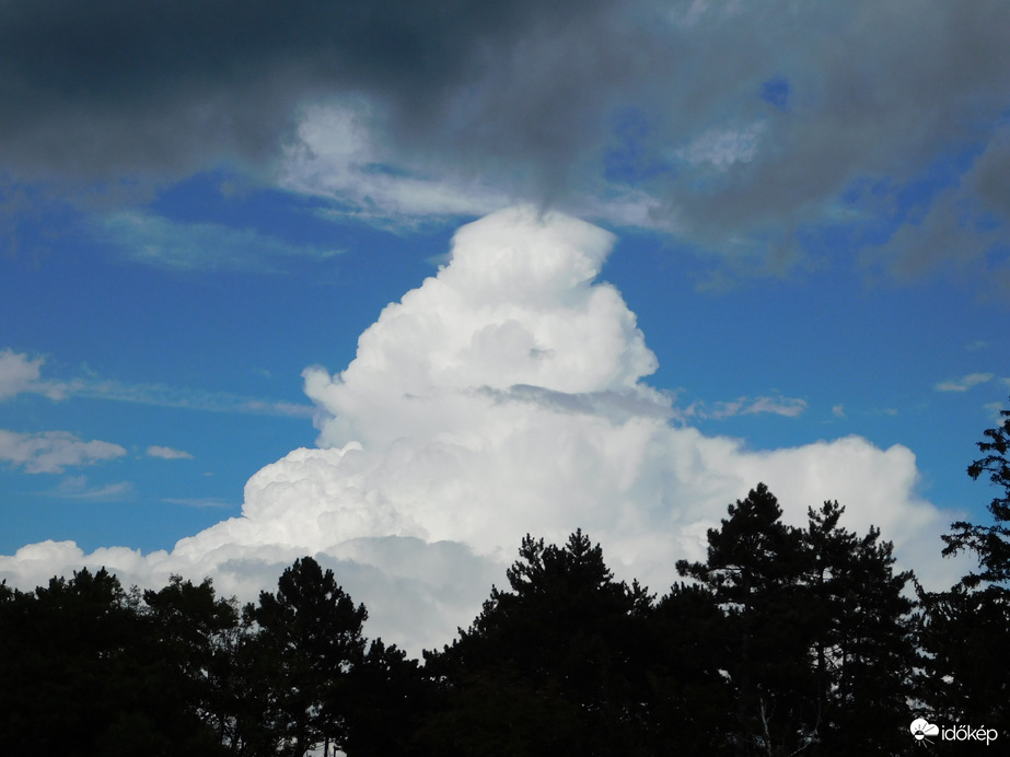 "Havas hegycsúcs" felhőkkel