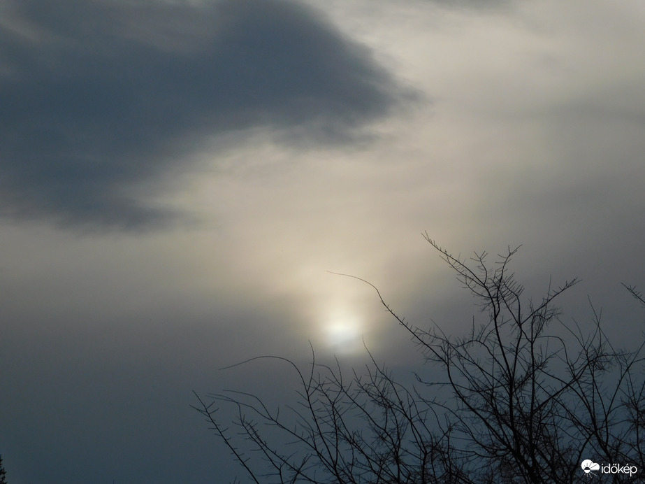 Mai égbolt 16:42