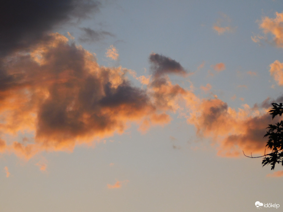 A lemenő Nap fényében