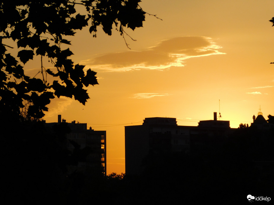 Napkelte a házak felett
