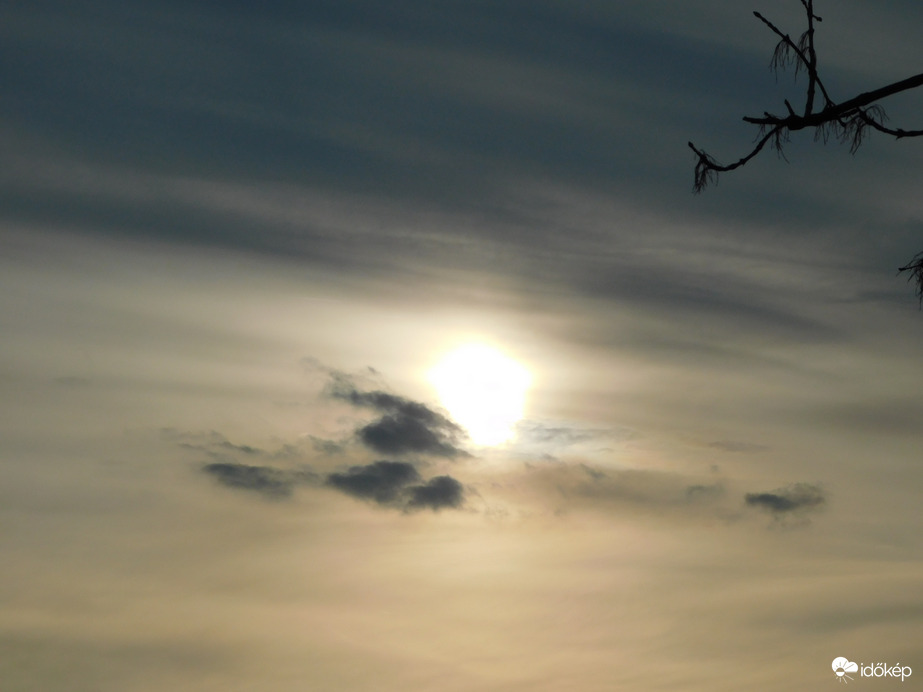 Felhők között bújkáló