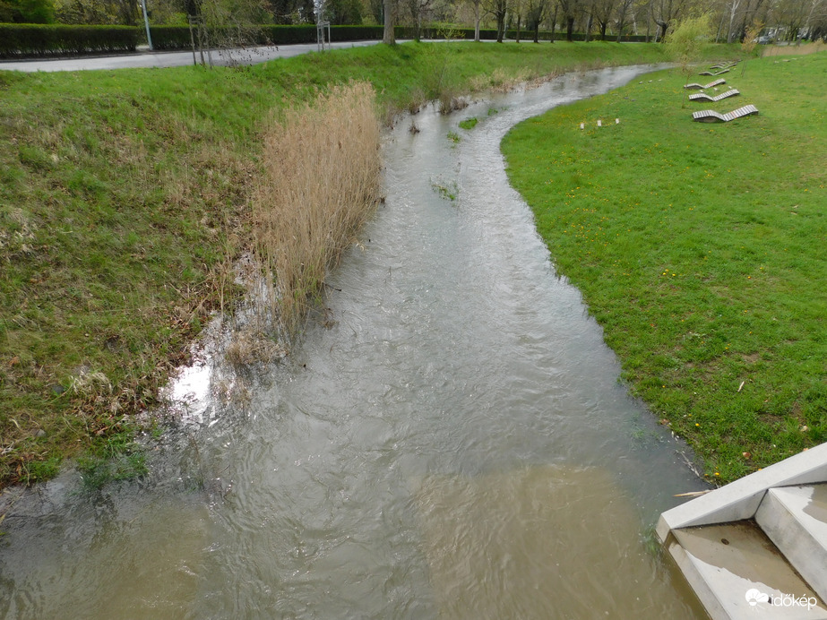 A Sportligetnél elöntötte a patak mellett vezető utat