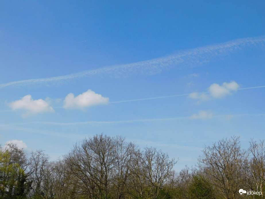 Felhők zsinórra fűzve