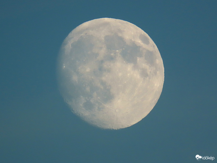 Hold napnyugta előtt