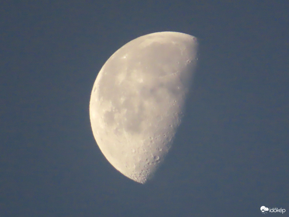 A magasban a Hold világít