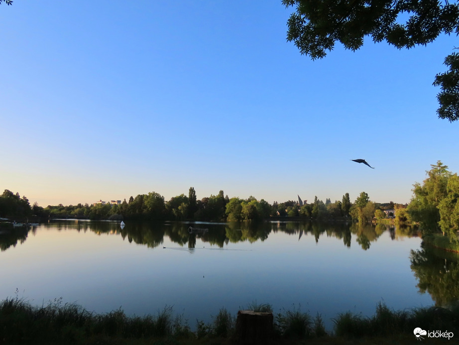 Kora reggel a Csónakázó-tónál 