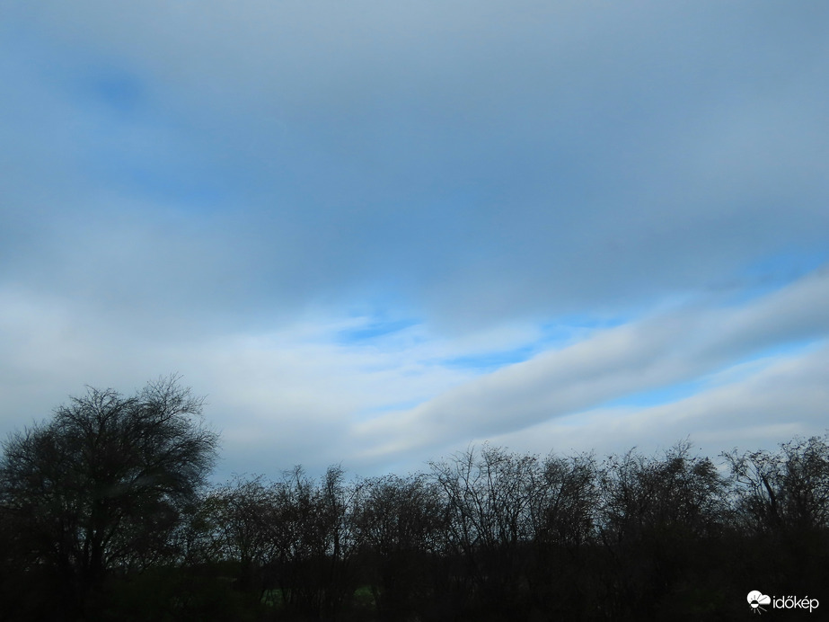 Már délelőtt előbukkant a kék égbolt