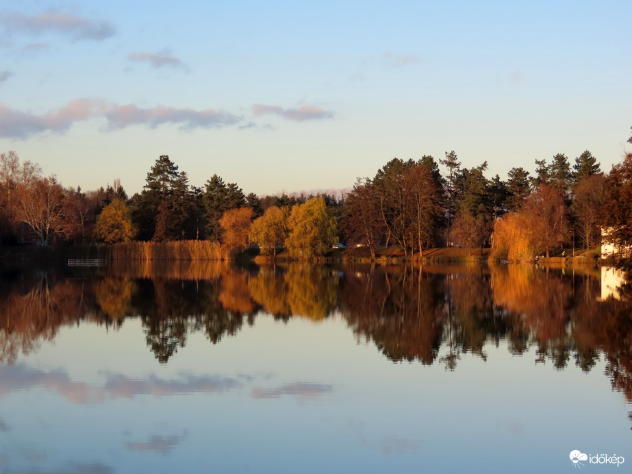 Lemenő Nap fényében