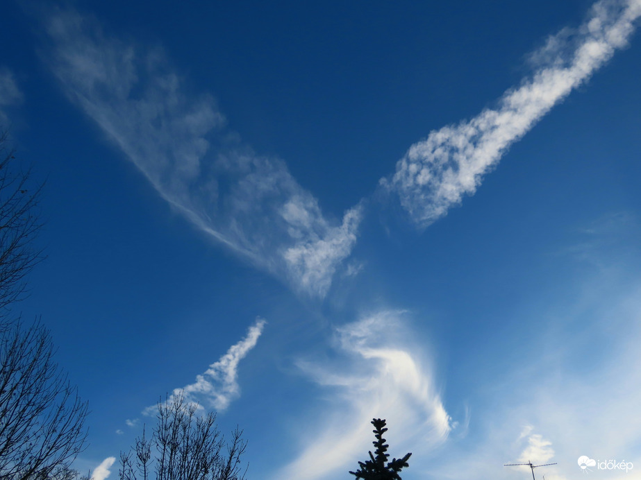 Szétoszló kondenzcsíkok