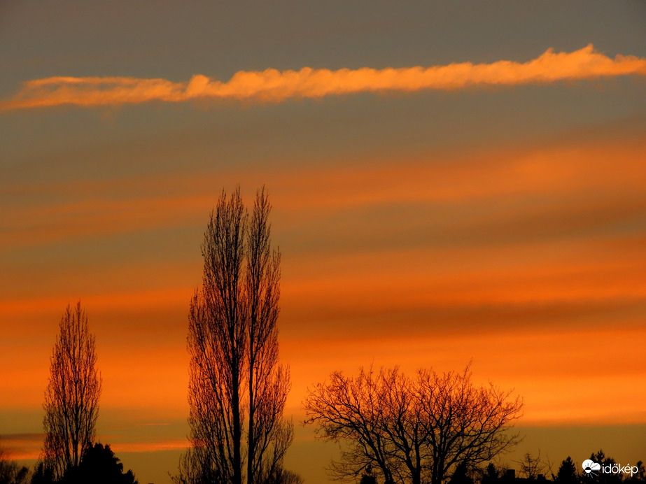Színes csíkok az égbolton