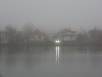 Ködben a tóparti házak