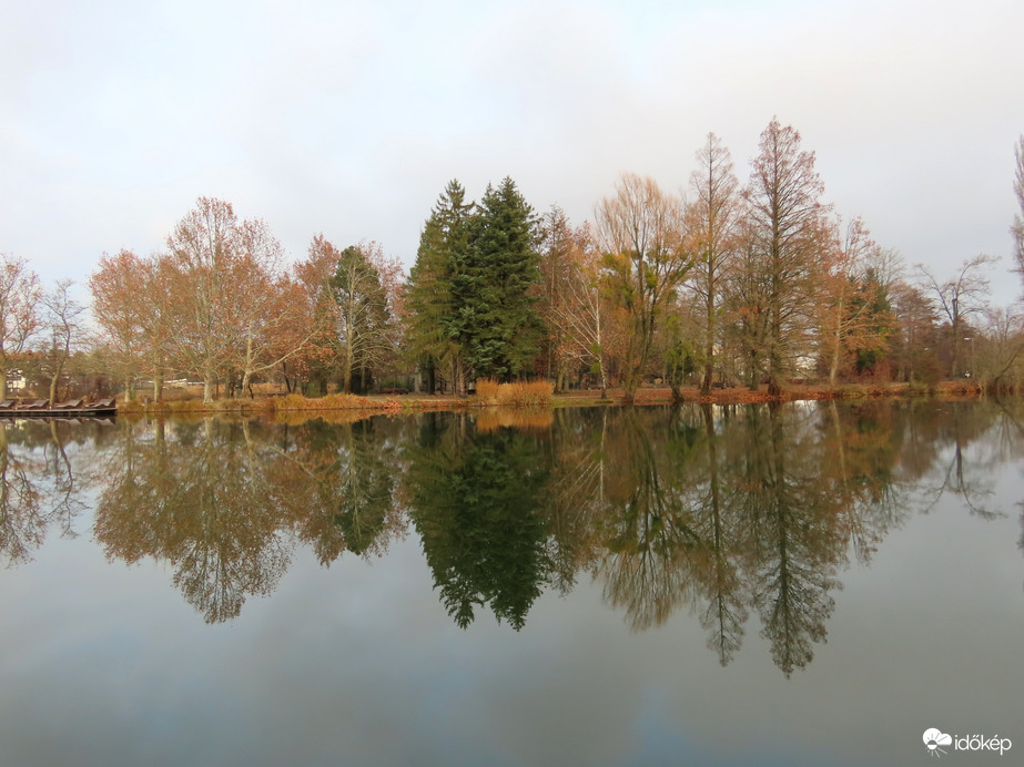 A Csónakázó-tó szigete tükörben