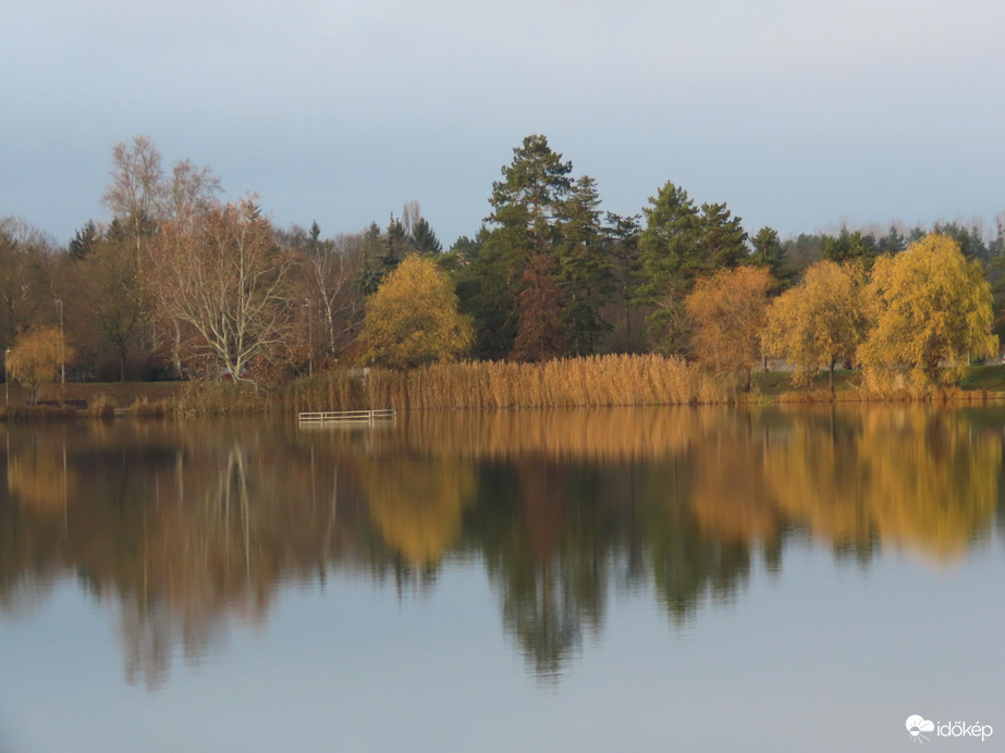 Még színes a tópart