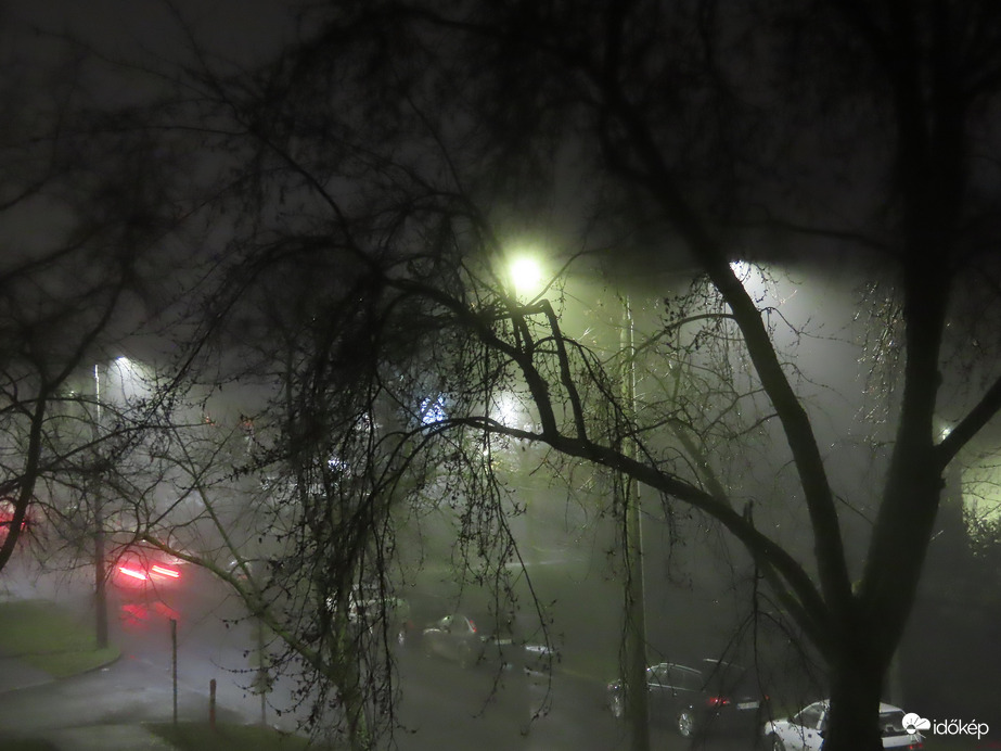 Leereszkedett a köd